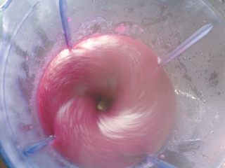 3、紫薯花馒头,将蒸熟的紫薯放入料理机中打成泥。（可适量加点水）