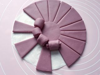 8、紫薯花馒头,中间隔一条从边缘处往里卷起来，卷边上长出来的面用两食指按进去，如上图。