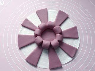 9、紫薯花馒头,全部卷好后的样子，如上图。