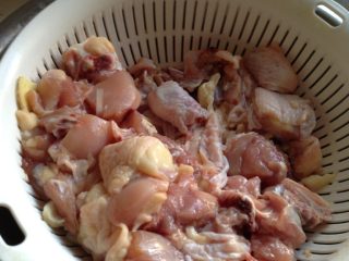 1、贵州辣子鸡,如图鸡洗净切块，先用一大勺酒和适量盐腌一会去腥。