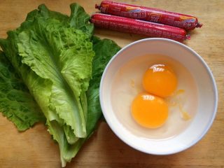 1、火腿鸡蛋生菜卷饼,准备鸡蛋2个,火腿肠2根,洗干净的生菜适量