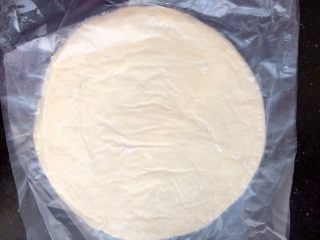 3、火腿鸡蛋生菜卷饼,饼胚不用提前解冻,从冰箱拿出来就可以直接加热啦,不用和面团,真的好方便