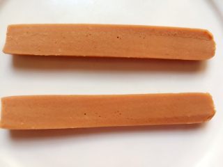 4、火腿鸡蛋生菜卷饼,火腿肠对半切开