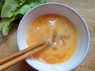 5、火腿鸡蛋生菜卷饼,鸡蛋打入碗,加少许盐打散备用