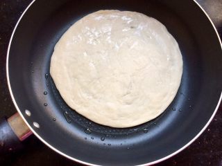 6、火腿鸡蛋生菜卷饼,平底锅刷少许油,放入手抓饼皮,小火烙饼