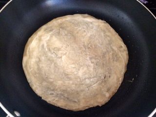 7、火腿鸡蛋生菜卷饼,翻面继续小火煎