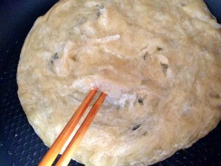 8、火腿鸡蛋生菜卷饼,用筷子挑开手抓饼皮