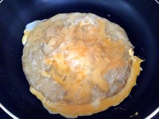 9、火腿鸡蛋生菜卷饼,倒入鸡蛋液,让手抓饼与蛋液包裹在一起