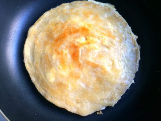 10、火腿鸡蛋生菜卷饼,待鸡蛋液凝固即可,煎饼完成