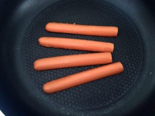 11、火腿鸡蛋生菜卷饼,用锅内余温将火腿肠加热一下