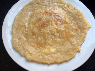 12、火腿鸡蛋生菜卷饼,煎好的饼移到盘子上