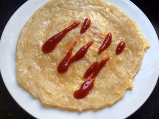 13、火腿鸡蛋生菜卷饼,涂上适量番茄酱