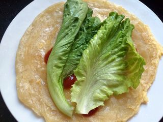 14、火腿鸡蛋生菜卷饼,放上生菜叶