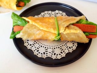 16、火腿鸡蛋生菜卷饼,轻轻卷起,用一根葱叶绑一下,将卷饼固定