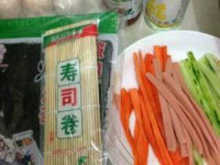 1、紫菜包饭,准备好的材料，青瓜，火腿，胡萝卜都切条(我把胡萝卜煮了一下)。