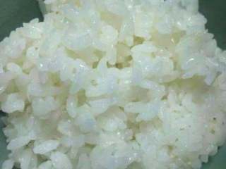 2、紫菜包饭,把煮好的米饭用白醋，盐和香油搅拌均匀(我没有买寿司醋)。