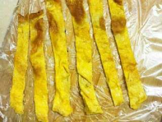 3、紫菜包饭,把鸡蛋煎成饼切长条。