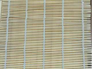 4、紫菜包饭,把卷竹帘放好。