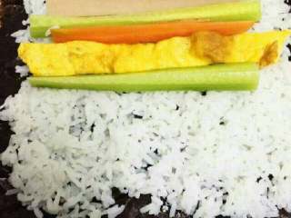 6、紫菜包饭,在放上火腿，青瓜，胡萝卜，鸡蛋。