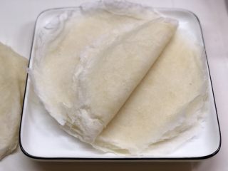 4、葱包烩儿,取八张春卷皮，装盘备用