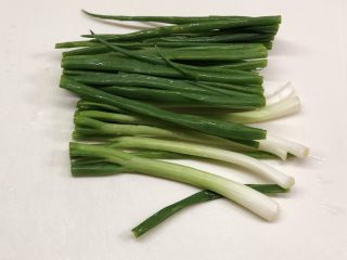 6、葱包烩儿,切成和油条一样的长度
