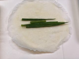 7、葱包烩儿,取一张皮，在中心放上几段小葱