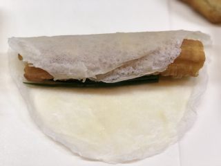 9、葱包烩儿,两边向中心卷起