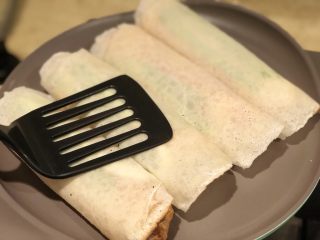 12、葱包烩儿,用铲子逐个压平，要用力哦