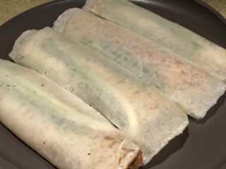 13、葱包烩儿,稍稍瘪一些后翻面继续用铲子压平