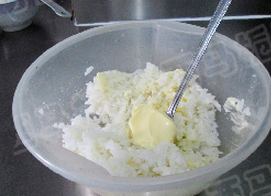 1、金艳果沙拉寿司,将1个金艳果去皮切成小条。一个切成片，米饭加入丘比沙拉酱搅拌均匀