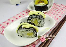 4、金艳果沙拉寿司,卷好后，将寿司帘去掉，切成小块，上面再挤上丘比沙拉酱