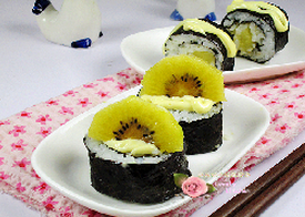 5、金艳果沙拉寿司,再加上一片金艳果猕猴桃即可