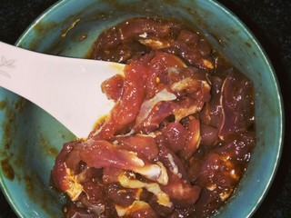 2、家常寿司,猪肉切条加调料：酱油，蚝油，鸡粉，美味香，植物油，混合，搅拌均匀，放在一边~