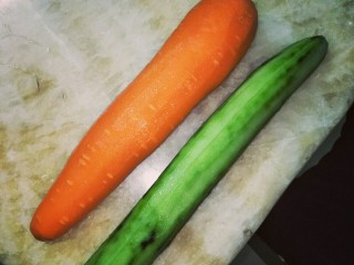 3、家常寿司,青瓜和过萝卜削皮~