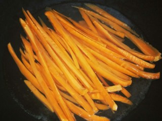 5、家常寿司,过萝卜焯水，等到变色就可以捞起来了~