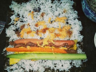 10、家常寿司,紫菜先裹一层米饭，然后加材料，这样放好~