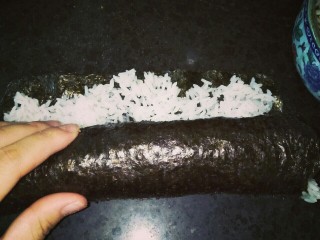 11、家常寿司,压紧卷起来~