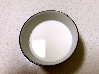 2、奶香红薯网格饼,纯牛奶