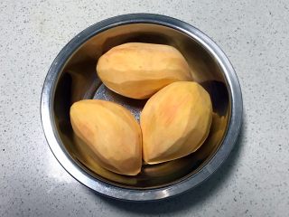 4、奶香红薯网格饼,红薯清洗干净，削皮