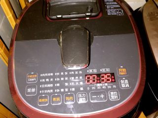 5、奶香红薯网格饼,放入压力锅里蒸熟