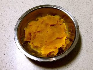 6、奶香红薯网格饼,红薯蒸熟后趁热压成泥