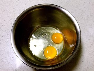 7、奶香红薯网格饼,鸡蛋打入盆中