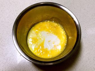 8、奶香红薯网格饼,倒入牛奶