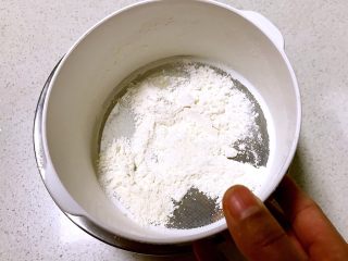 9、奶香红薯网格饼,筛入低筋面粉