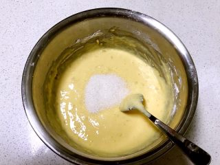 11、奶香红薯网格饼,加入砂糖