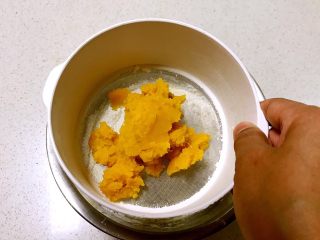 10、奶香红薯网格饼,红薯泥过筛，调匀