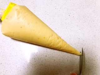 13、奶香红薯网格饼,把面糊装入花表袋中，在前边剪一个小口