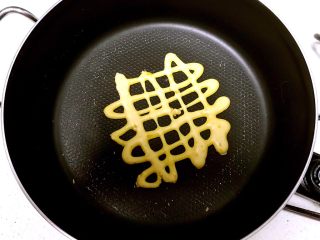 14、奶香红薯网格饼,锅里刷一层玉米油，加热后挤入面糊，面糊挤制时不能断开，小火煎制，2分钟左右就卷起来