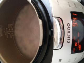 2、金枪鱼寿司,米饭不能太软更不要太硬。水比米高出两个刻度既可。。这样蒸出来的米饭糯糯滴。。非常好吃。。