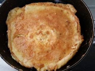 3、金枪鱼寿司,然后做一张鸡蛋饼。打鸡蛋时放一点盐。